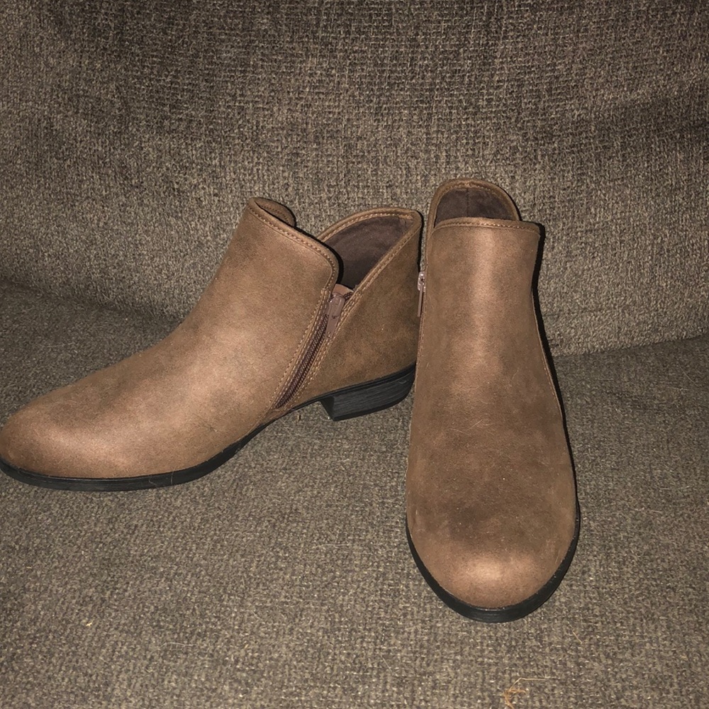 Time and Tru 9 wide ankle boots 👢